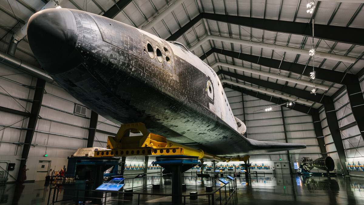 Endeavour in the Samuel Oschin Pavilion from nose to tail