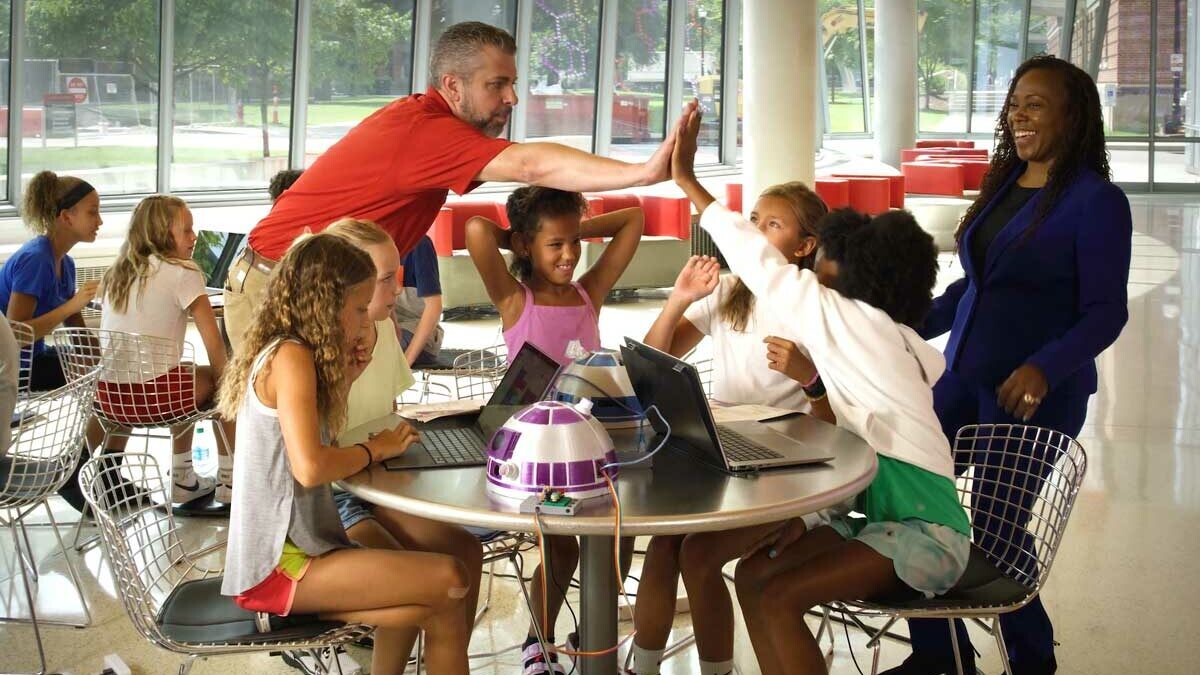 A group of children work together to build a robot with the help of Dr. Howard in Superhuman Body 3D.