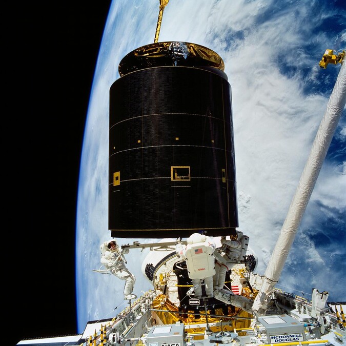 Astronauts capture INTELSAT VI by hand on the Endeavour